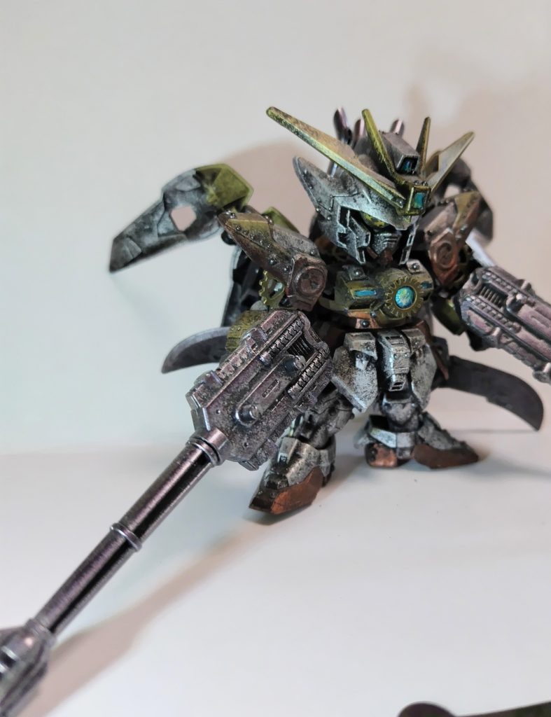 剣は腰にマウントできます。右目は内部の歯車が露出しているようなイメージ。隻眼カッコイイ★写真ではうまく写りませんでしたが、関節はバネで動いているという設定なのでバネを仕込んであります。また、こちらも見えませんがシリンダーパーツなども脚などに貼ってあります。