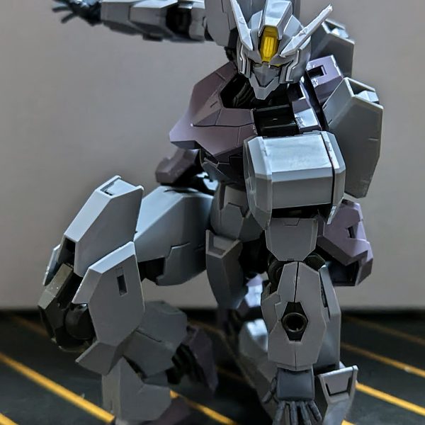 セラフィムガンダムくんから作ってみてもう少し自然にポーズがとれるガンプラないかなぁ～とうちの家のマウンテンサークルから掘り起こしたガンヴォルヴァくんにポーズをとらせてみたら『キミぃ～いけそうやん』となり、ただ今、筆塗り塗装中ですぅ✨いやぁ～最新に近いキットはやっぱり可動範囲が違いますねぇ～（2枚目）