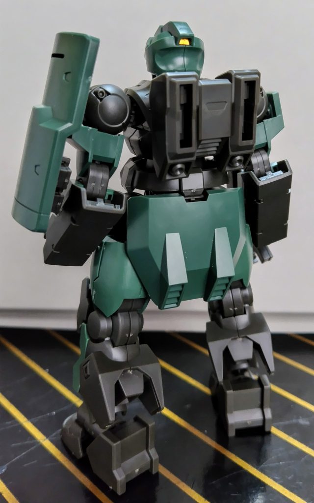 バックパックにはライフルなどを装備する穴があります。目隠し用の蓋もついていましたが、今回は兵装を変えるので付けていません