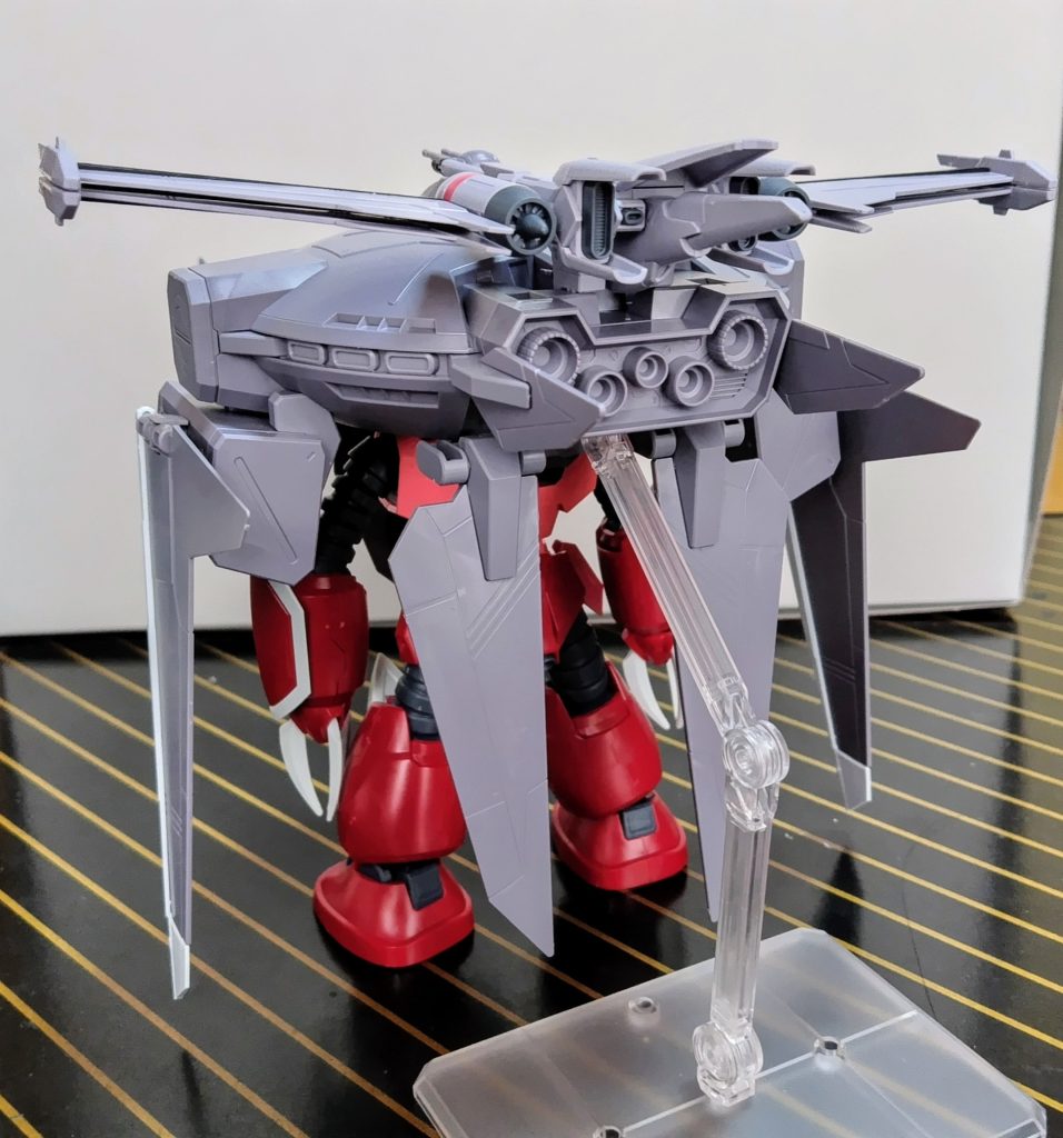 自立は無理なので後ろからセットに入っている台座で支えます