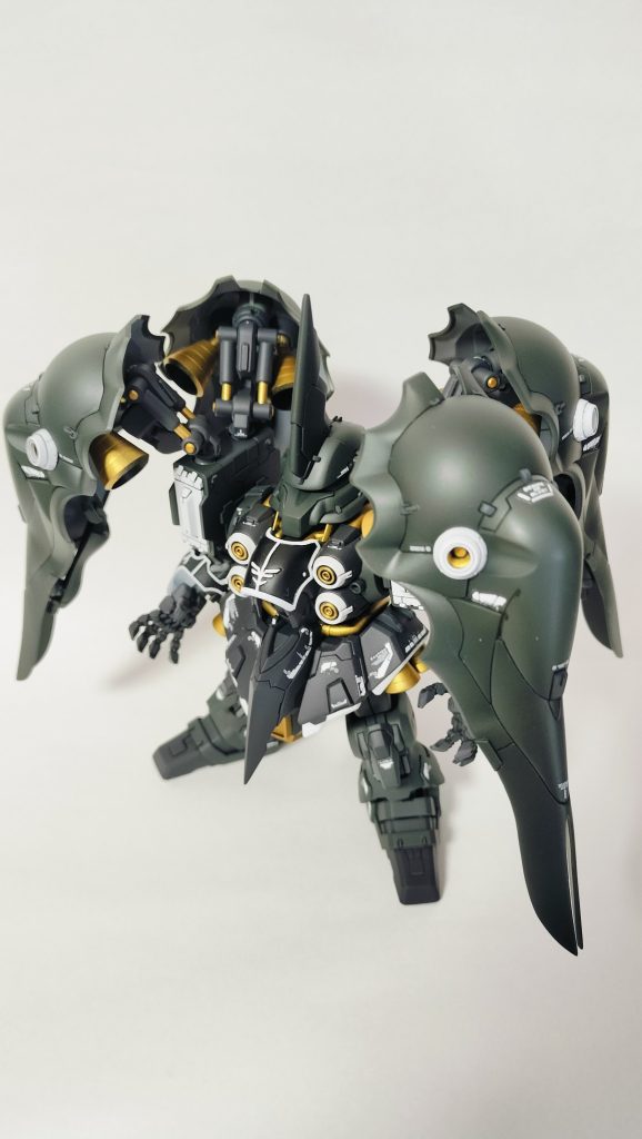 バインダーや足首の付け根はボールジョイントが見えないよう、ビルダーズパーツのスパイクアーマーの土台を挟んでいます。バインダーの裾をプラ板で延長襟をスクラッチして、ディテールアップ