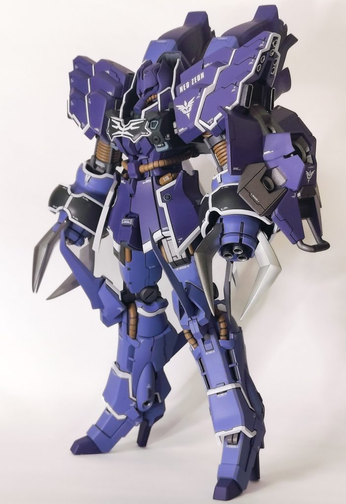 肩と足を外に向けるよう加工ヒザを鳥足気味に加工立ち姿がとてもキレイになりました。 腕や足にエングレービングを追加肩のバーニア位置を下から横に変更太もものパイプを作り直し、フレームを追加してボリュームアップ