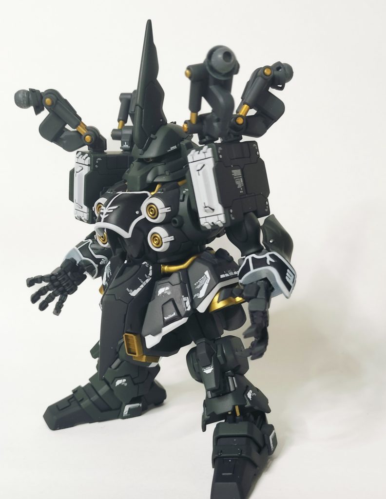 胴体は5ミリ位前後に幅増し肩の蛇腹はプラ棒で作り直し股間のスラスターも切り取り、ディテールアップパーツに交換