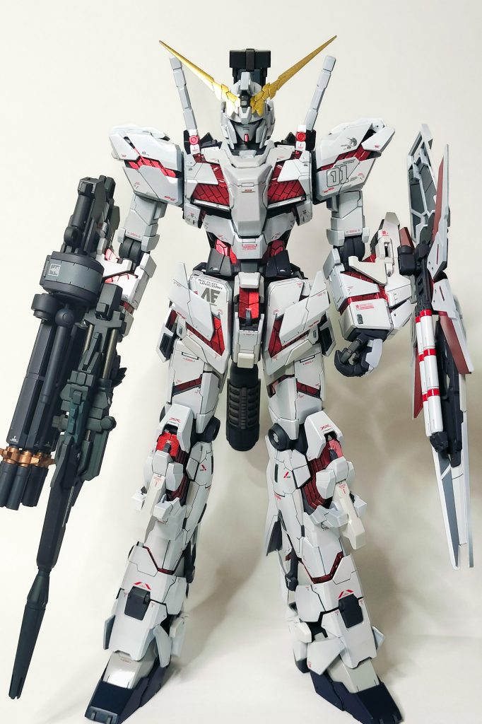 腕が外に付いている問題は、腕にフレーム的なディテールを入れることで脇の空間を埋めて、視覚的に気にならないようにしました。シールド全体の塗り分け、マスキング大変でした