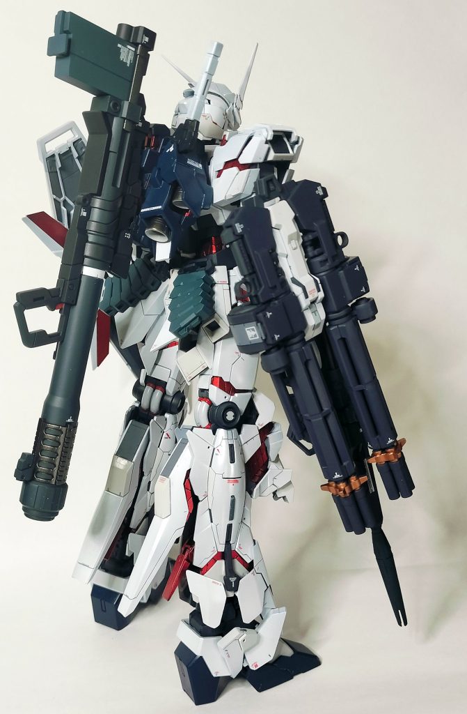 ビームガトリングは入手場所が違うので、色を変えています左右のウエイトバランスを取るために右腕に装備していますバズーカの先端の塗り分けは、マスキングが大変でした💦Mrクリスタルカラー:ダイアモンドシルバーEXホワイト灰色9号明灰白色ニュートラルグレーⅡサイコフレーム:プライマリーメタリックレッドバックパック:ナスカ:ダークブルーイッシュパープルガトリング:ヘキサブラック武器:メカサフスーパーヘヴィ、ニュートラルグレーⅤ