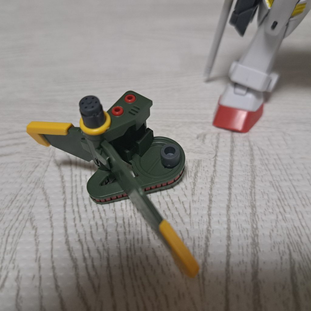 コンボウェポンポッド本体はピンバイスで穴を開け、30MMの余りパーツを接着。