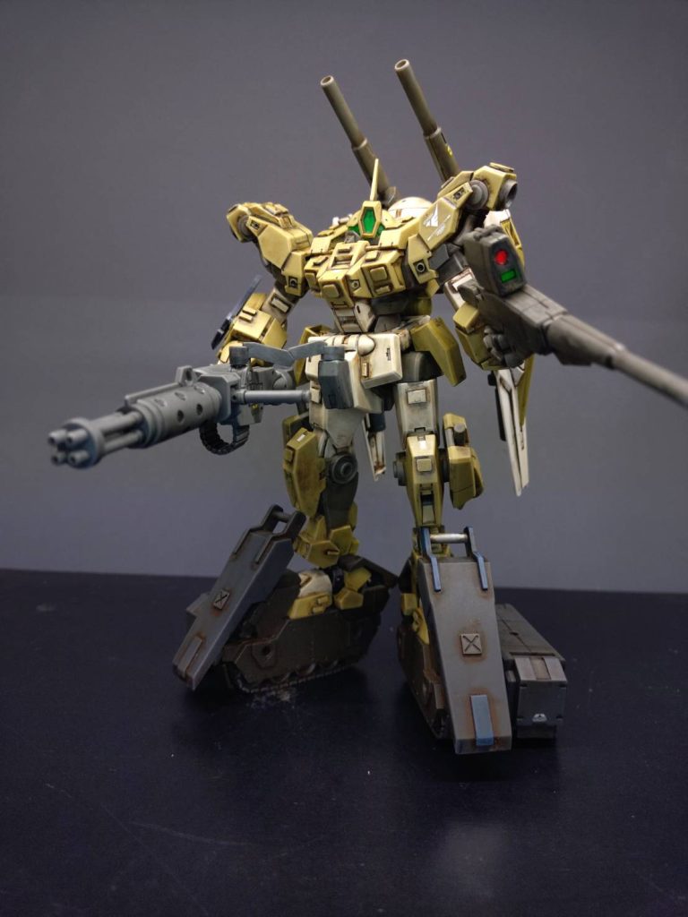 脚部に30ｍｍのオプション戦車を改造したキャタピラを装着。ミサイルポッドも付けて火力を増やしています。