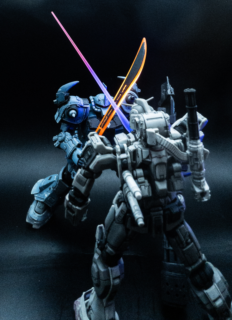 鍔迫り合い!構図もっと良い角度探せばありそう(難しいグフreviveがベースとはいえ頑張ってディテール盛ったお陰で並べても見劣りしていないと思います(自画自賛😆