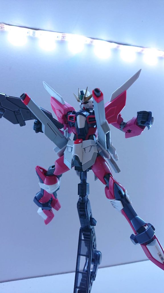 X2O3α　ガルディアスレールガン実弾とビーム弾を選択で使用できるレールガン。どちらでも素早い弾速で弾を飛ばすことができる。伸縮機構があるが、通常状態ではロックがかかっている。