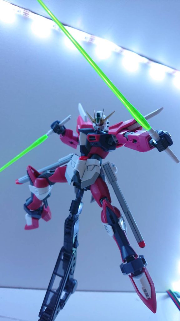 SX-G4R　シュビーアビームサーベルガルディアレールガンの横にマウントされている2本のビームサーベル。シープレックスの装備していたコネクトビームサーベルと同じく連結させることが可能だが、ガルディアレールガンの伸縮機構と同じく通常時はロックがかかっているため使用ができない。