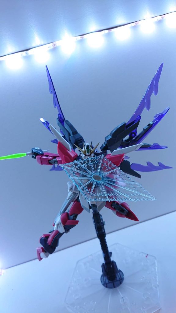 VX-NEOs1　ビームシールドA.Z.0028時点ではMSへのビームシールドの搭載、使用は不可能とされていた。しかし一足早く地球保護組織が搭載にこぎ着けたが、その時にもE.E.は技術的にも不可能だった。しかし、インフィニスガンダムベルナージュを解析してついにE.E.もビームシールドの搭載が可能になった。主にビーム弾等のビーム系の攻撃を無効化または威力を軽減する。ビームであるためビームサーベルの代替としても運用が可能。さて次回は「ゼハーリィ」です！お楽しみに～