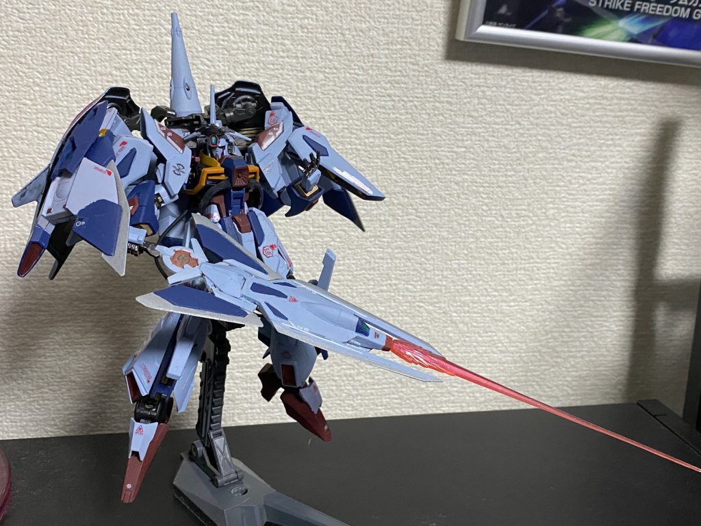 攻防システム「ヴィンチェレ」。由来はイタリア語で「勝利」。元機体の盾にあったビーム砲はそれぞれ実弾機関砲「ウェーニィ」ビーム機関砲「ウィーディ」の2連マシンガンとしています。胸部にはイアクタ複相ビーム砲を搭載しています。イタリア語で「さいころ」。元機体では急遽製造したため取付けた設定のパイプを照射ビーム用に解釈しています。ドラグーンは一基だけ残していて、これは後述しますが手持ち武器のランスになります。