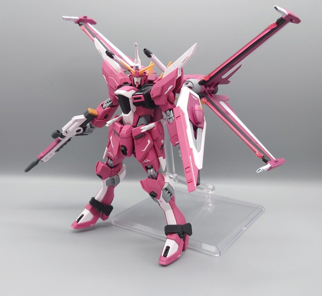 HG インフィニットジャスティスガンダム弐式を製作しました。内部フレーム以外は塗装しています。メインカラーはシャアレッド、ワインレッド、グランプリホワイトを混ぜ混ぜしました。いい感じの色になるまで色を足していったので結構塗料をムダにしてしまいました笑