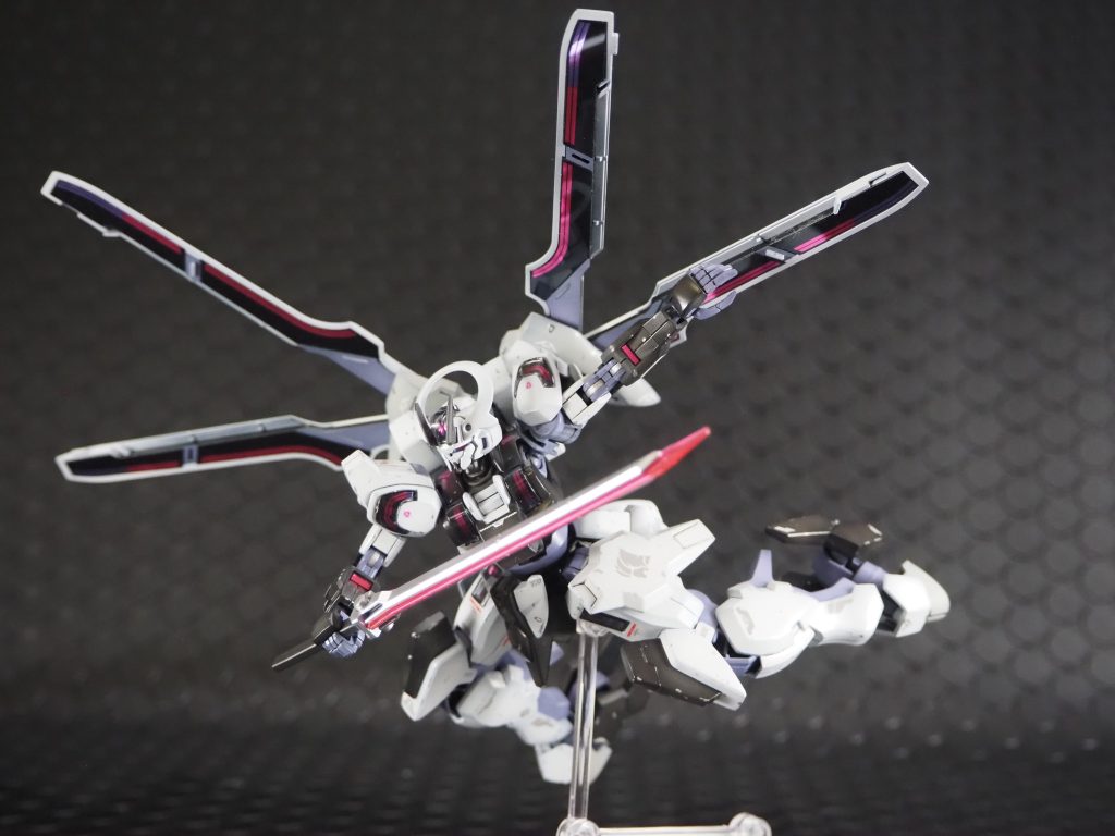 バランスよく配置すると後光の様にも見えますね。二個買いして翼の様に配置した方は多かったと推測。