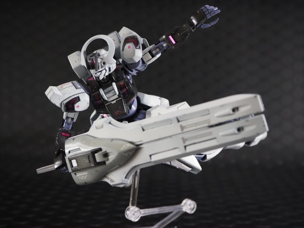 シース形態も鈍器の様な重量感あふれる形状で迫力があります。全身に水星の魔女デカールを使用しました。