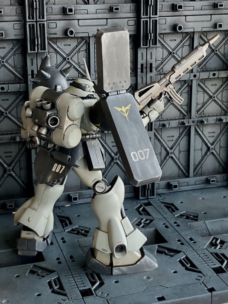 オリジナルは重装歩兵イメージのモビルスーツのためか頑丈そうな中折れシールドや右肩スパイクシールドがチョー野暮ったかったので、スパイクシールドは廃止して幅を詰めてスリム化した中折れシールドをマラサイ風に右肩に移植しましたナンバー007はドイツ戦車隊のエース ミハエル・ヴィットマンが最期に搭乗した車体ナンバーからいただきました