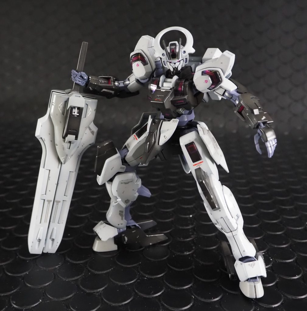 それにしても頭部のパーツ分割が凝っていて驚きました!色分けは完璧でした。