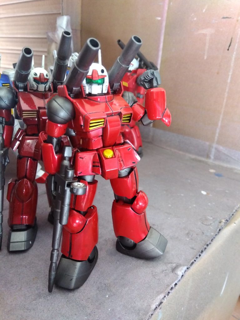 肘の可動範囲はこんな感じです。腿の付け根を別パーツ化したので、都合２ミリ位延長となっています。