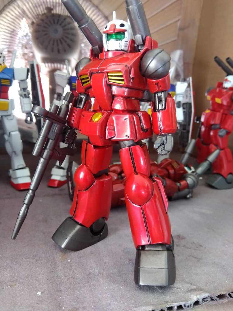 素組みだとずんぐりむっくり感がありましたが、腰を詰めて足を延長されたことでかっこよくなったと思います。とはいえ、足の延長は、付け根パーツをしこんだとき、偶然伸びたのをそのままにしただけなんですけどね(汗) 