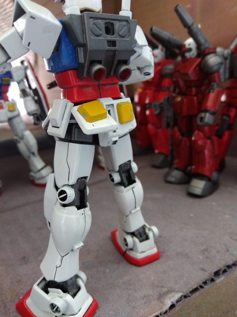 スカートの可動、股関節は別パーツ化してロール可能です。肘は関節を自作で二重関節化、ここの塗装は固着が怖くて見送っています。