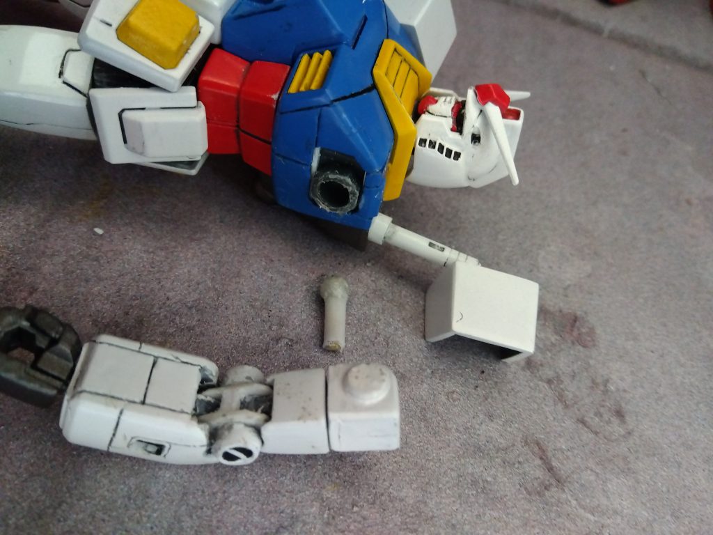 肩は別のキットからポリパーツのみ流用して、ボールジョイント接続にしてあります。