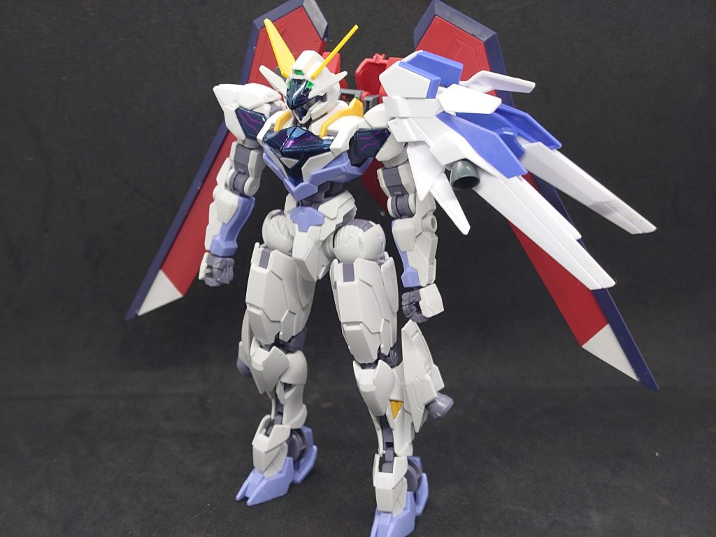 背中にはインフィニットジャスティスガンダム弐式、左肩にはデルタガンダム改のパーツを使っています！