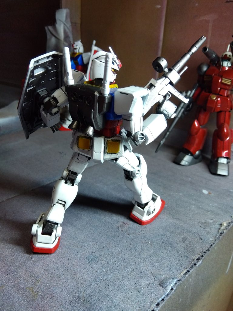 肘は自作の二重関節、膝はリヴァイブガンダムから移植しました。