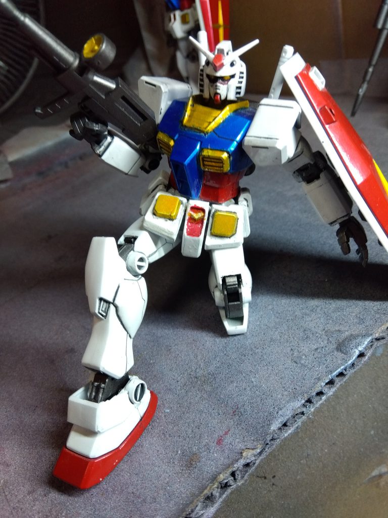 顔は、元々のキットからの改造に失敗し、G30ガンダムを流用しました。あと、足首から下は旧HGUCのガンダムからの流用です。