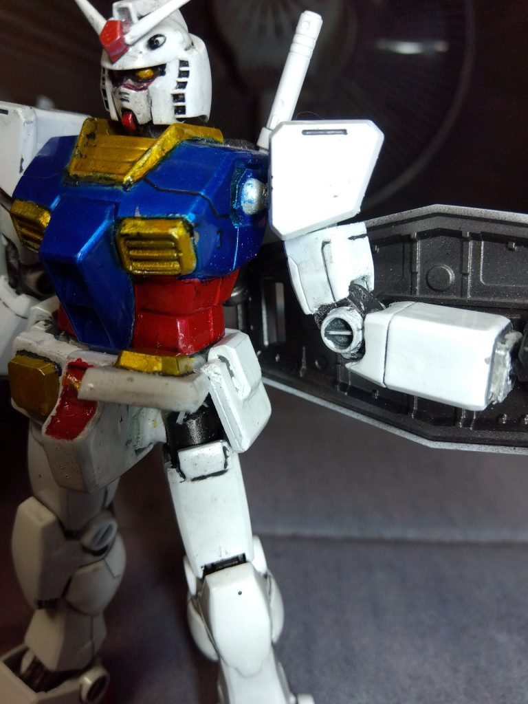 肩の付け根はHGUCシリーズと同様にボールジョイント、足の付け根は軸接続です。