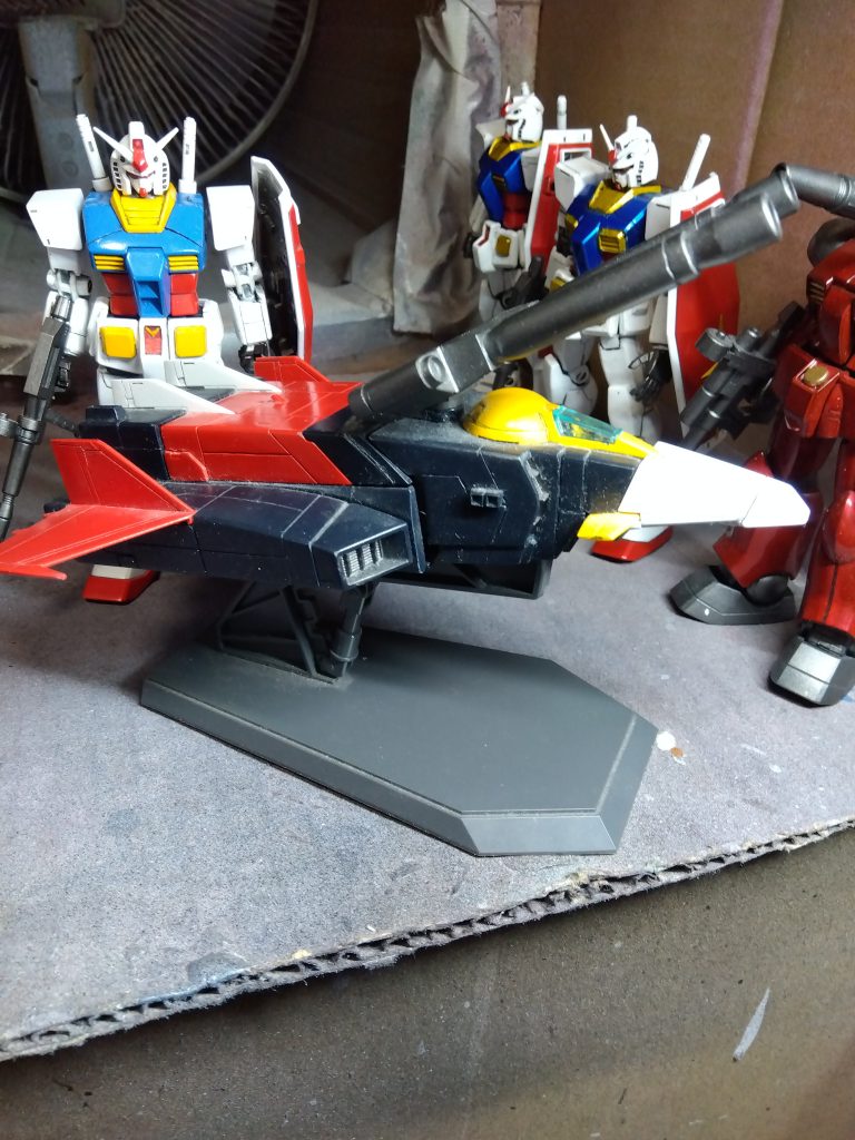 元キットがあっさりしていたので、当時煩いくらいに筋彫りを彫りました。 