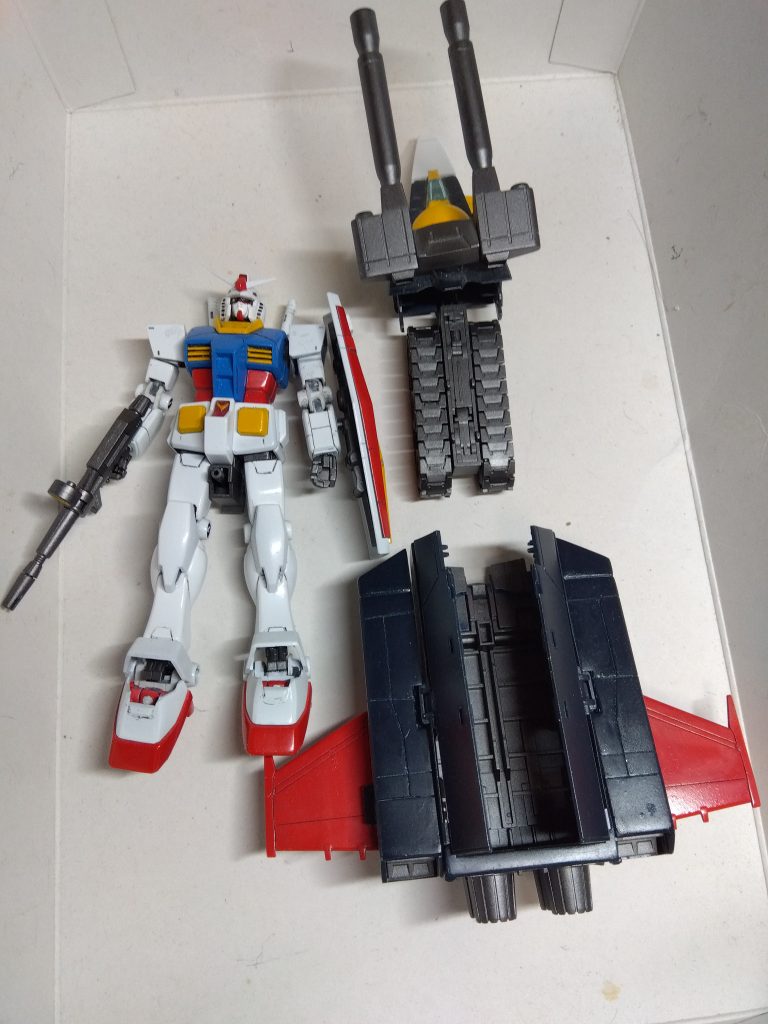 ギミックは弄っていませんので、合体も可能です。