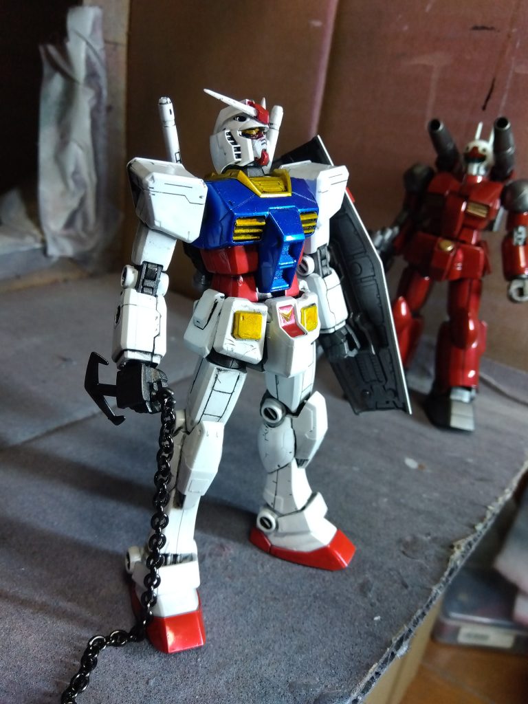 このキットは、ディテールがいいのですが、なんかリアルグレードと似たディテールだと思いました。塗装は青と赤はシルバー下地に各種クリアー、関節等は焼鉄色です。筋彫りが浅くて潰れてしまいました。