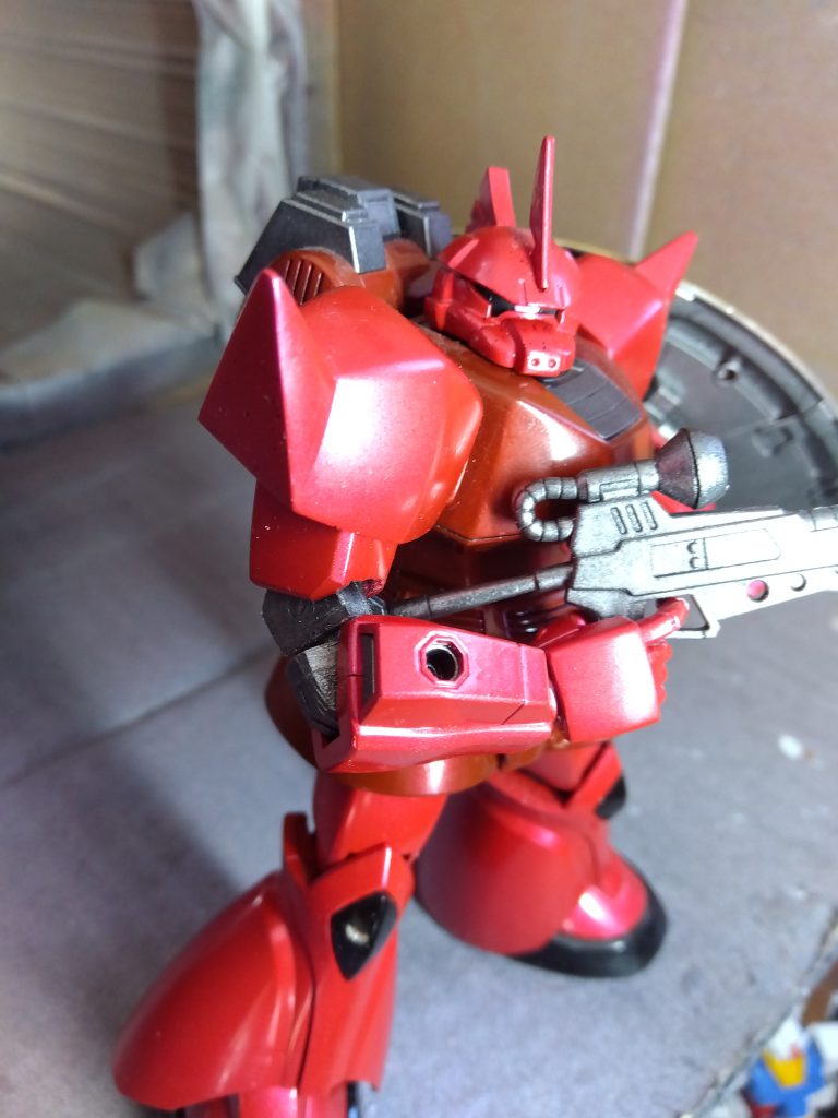 肘関節は、真ん中に軸を仕込んでいて、こんな感じもできます。モノアイはセリアのジュエルシールを削ったものを仕込んでいます。