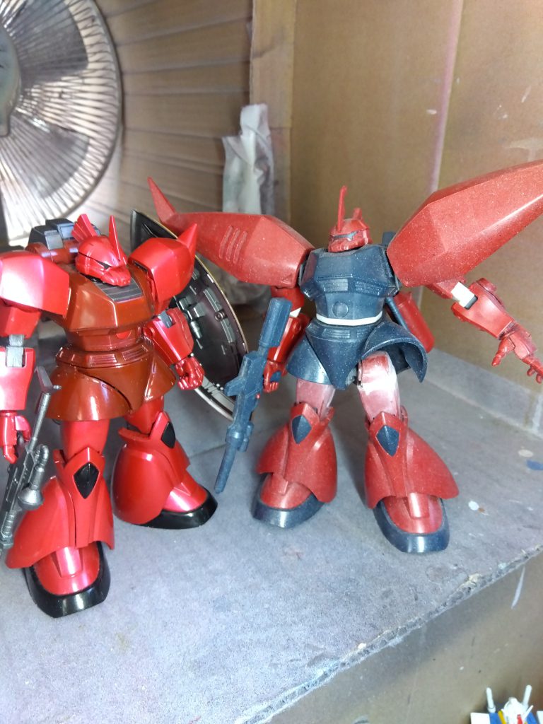 同時に作っていたリゲルグとの比較です。改造箇所は同じですが、色が決まらず放置していました。