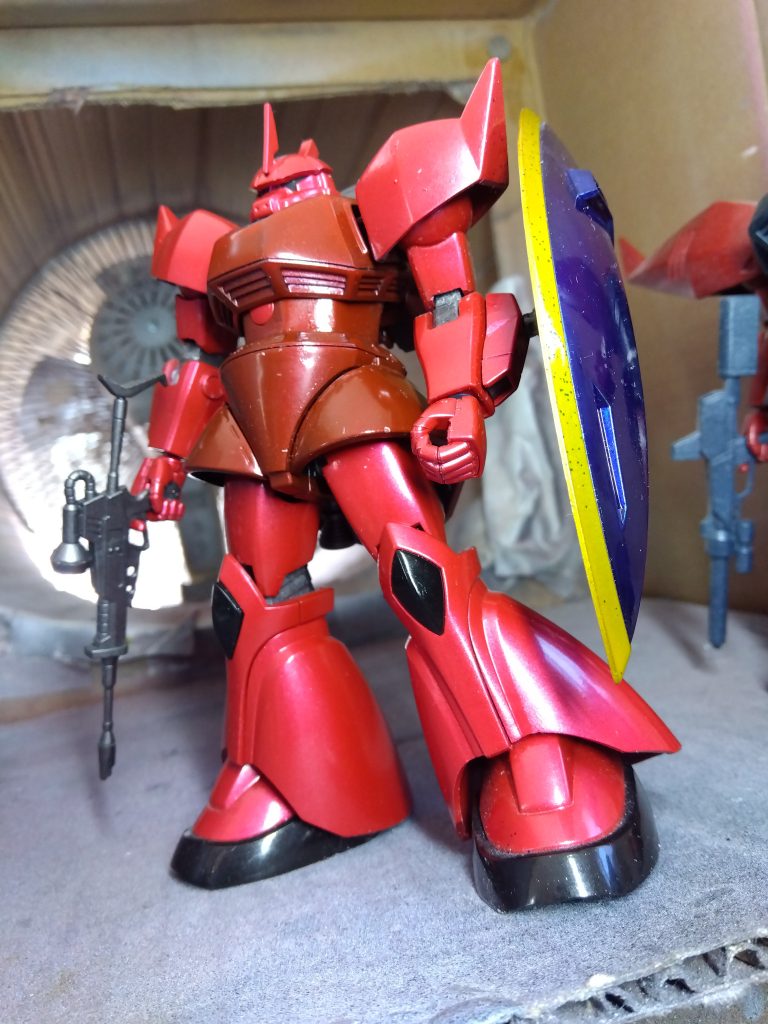 塗装について、濃い赤は焼鉄色下地にクリアレッド、薄い赤はシルバー下地にクリアレッドを薄く吹き、赤くなり過ぎないように調整しました。リゲルグ放置は、何気にこれで満足してしまったからもあります。