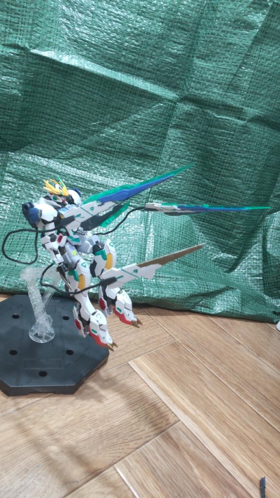 腰部テイルブレード&背部GNソードテイルビット腰部テイルブレードデータにあった物に少々手を加えた物、OSをアップグレードしたため反応速度が上昇した。背部GNソードテイルビット腰部の物と同じく、データの物に手を加え新造した、腰部のものとは異なりブレードの部分がクアンタのGNソードビットになっておりこれによってGNソードビットとして使えるようになったが三日月に「尻尾を遠隔で攻撃する」と言う感覚がないためビットとしてほとんど使用されない。