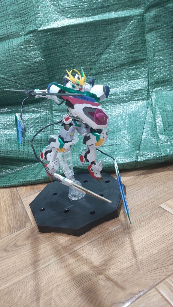 大太刀&GNキャリーシールド大太刀バルバトスの太刀をGNソードの刃と融合させた、これにより切れ味がましているどれぐらいかと言うとアルヴァアロンがGNシールド最大展開じでも難なく一刀両断するほどである。GNキャリーシールドインフィニットジャスティスのビームキャリーシールドをGN粒子に対応させるために改装したもの機能としてはビームシールドの強度が上がったのとブーメランの持て部分にGNソードビットがあるためライジングフリーダムのシールドのようにある程度操れる。