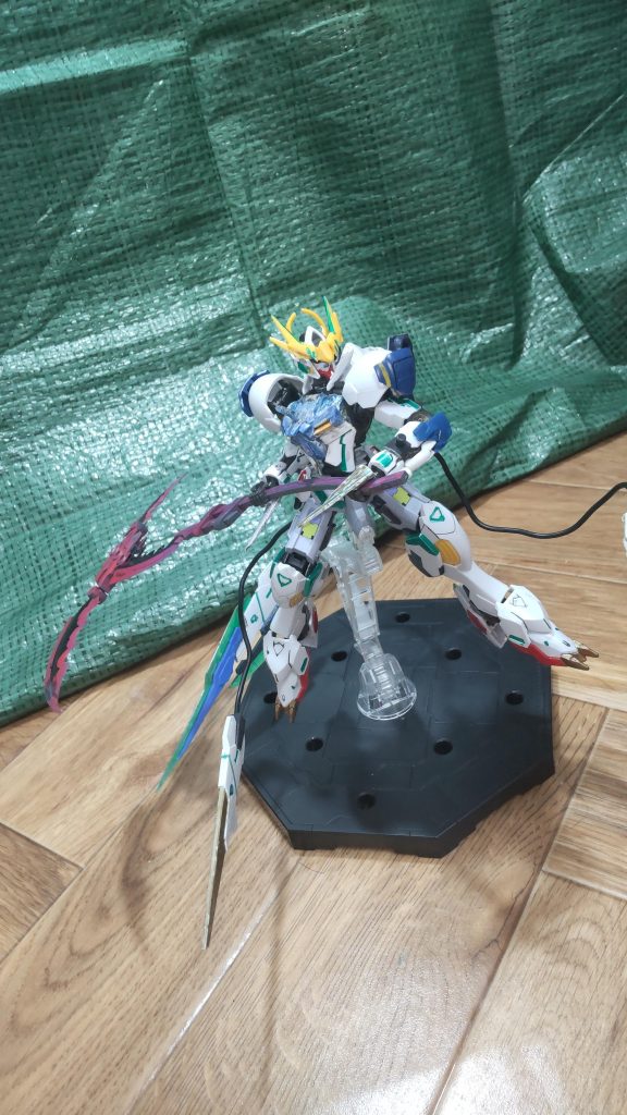 大鎌なぜか関係も無いのに装備された大鎌、実際はエリカ・シモンズの悪乗り的なもので装備された。だが、GN粒子を纏わせることで切れ味はそんじょそこらの実体剣より良い、そのおかげか三日月が案外気に入っている。