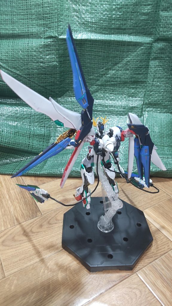 背部展開翼キラが作成したもの、大元はデスティニーspec2のものだがストライクフリーダムspec2のドラグーンが片方2機の計4機が取り付けられているこれによりドラグーンと言う遠隔装備兼ビームシールドが追加されたためここまでバルバトスに足りていなかった物を補える。