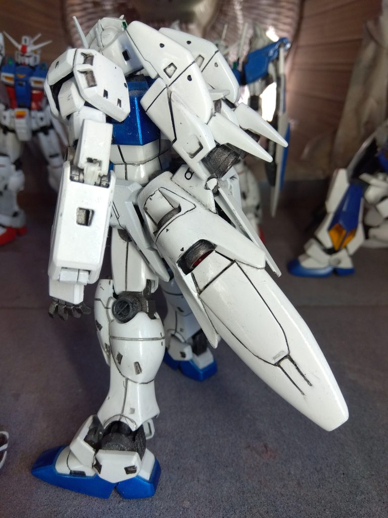 このキット、割と昔のHGUCですが、ディテールも細かく、筋彫りを少し追加と彫り直しするだけで、かなり精密感が出ますね。