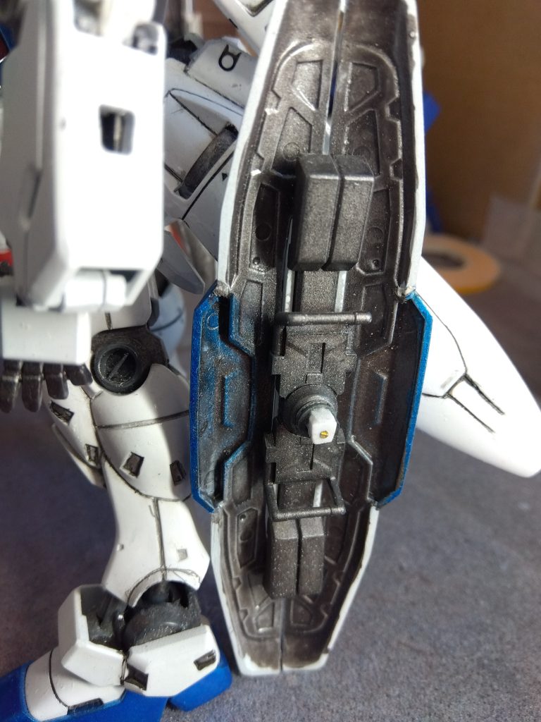 シールド基部は、キットでは完全に飾りだったので、腕の穴に合わせたパーツを切り出して、脱着出来るようにしてあります。