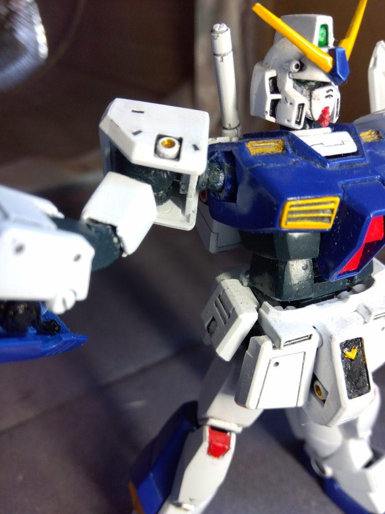 肩のボールジョイント。他のキットから流用したポリパーツと自作のボール軸に改造しました。