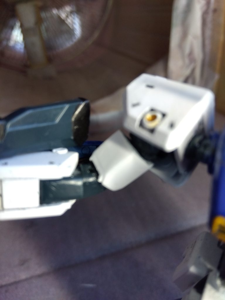 肘は上部に可動箇所を仕込むついでに、中間に回転軸を入れてあります。 