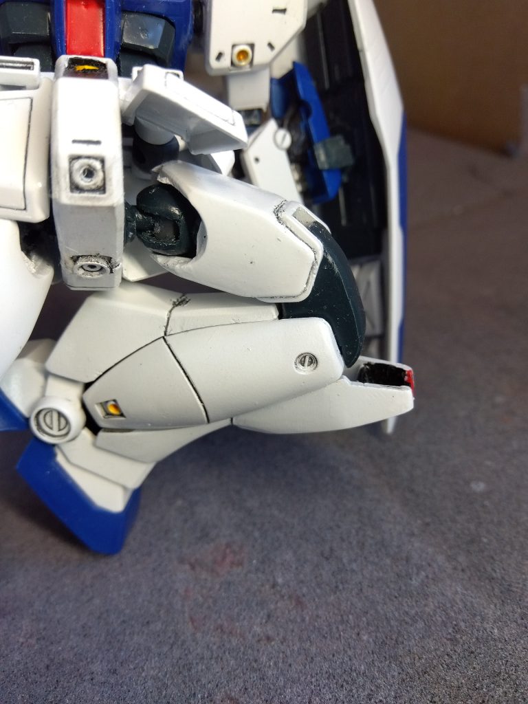 股関節は軸接続、膝の可動範囲はこの位です。