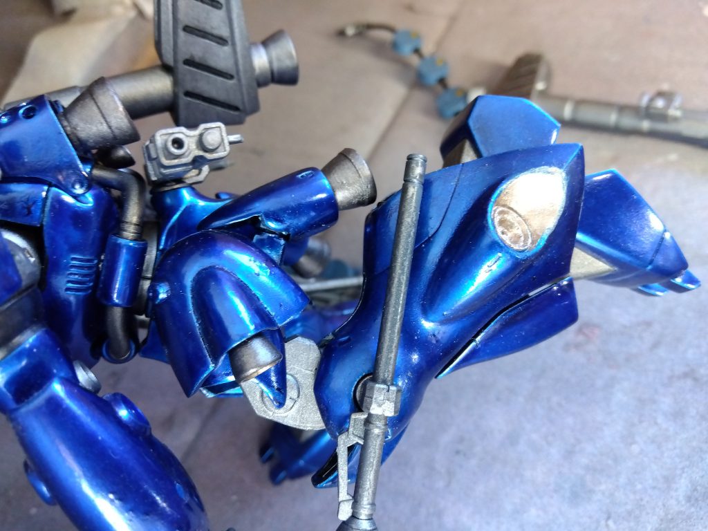 もう一つの改造箇所は、大腿部スラスターの可動化、関節を仕込み、上に跳ね上げられるようにして、膝を曲げられるようにしてあります。