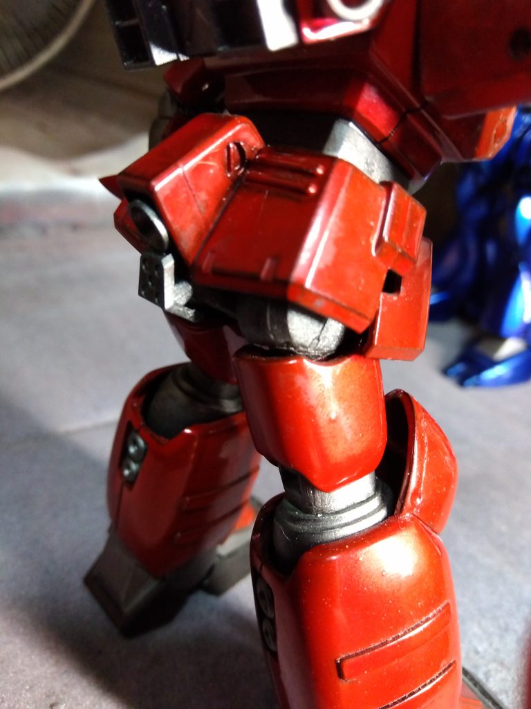 足の付け根は切り離して軸関節に改造してます。