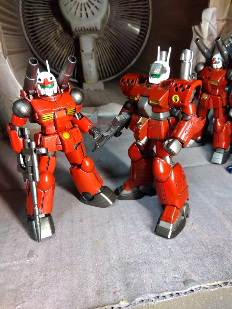 以前投稿したガンキャノンと。出渕デザインはパトレイバーが発表された当時から好きで、0080シリーズもコンプしたかったのですが、アレックスとケンプファーとこれの３体しか入手出来ていません。古い規格なので、他のを入手出来ても、大改造することになると思いますが、それはそれで楽しみです。