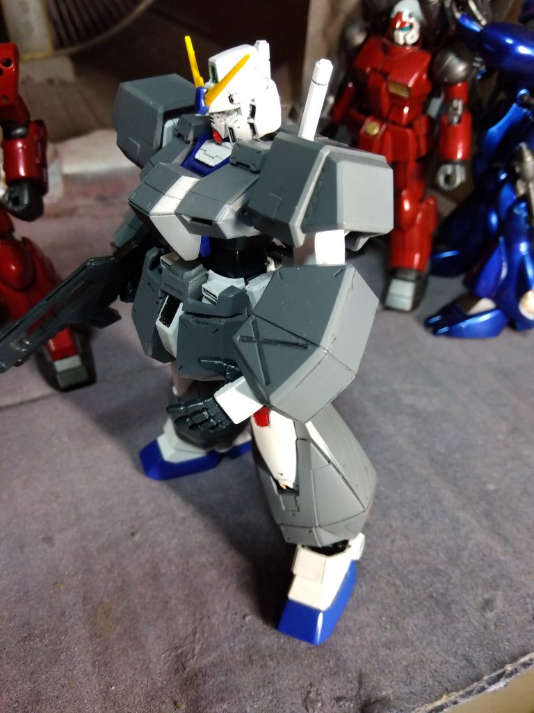 肘関節に回転軸を仕込んでいたため、こんな曲げ方も出来ます。