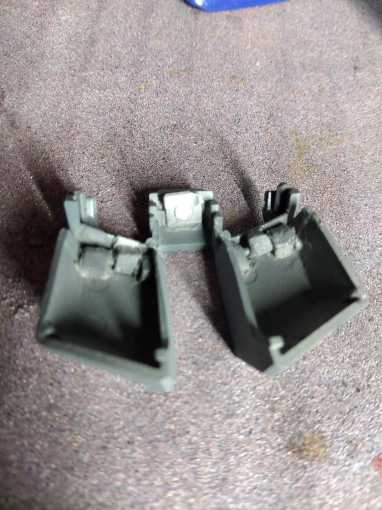 チョバムアーマーのフロントアーマー裏。可動軸を仕込んだんですが、殆ど動きませんでした。真ん中に見える丸いのがネオジム磁石です。