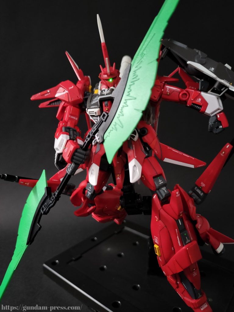 こちらはビームライフルからビームアックスに換装したところです。